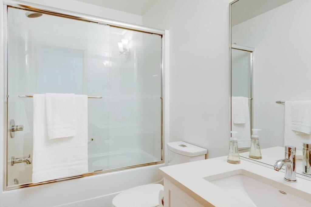 Cedar Hill Sunlit Stay - Bright Spacious & Modern Victoria Bagian luar foto