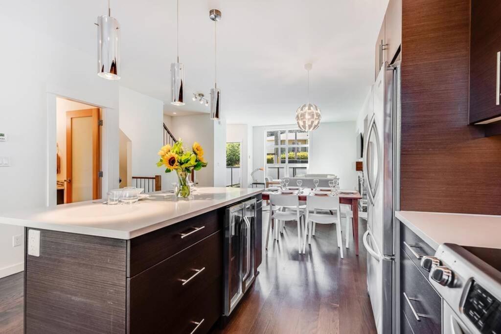 Cedar Hill Sunlit Stay - Bright Spacious & Modern Victoria Bagian luar foto