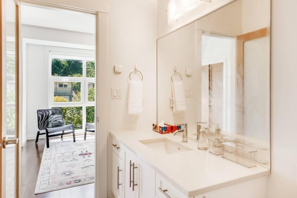 Cedar Hill Sunlit Stay - Bright Spacious & Modern Victoria Bagian luar foto