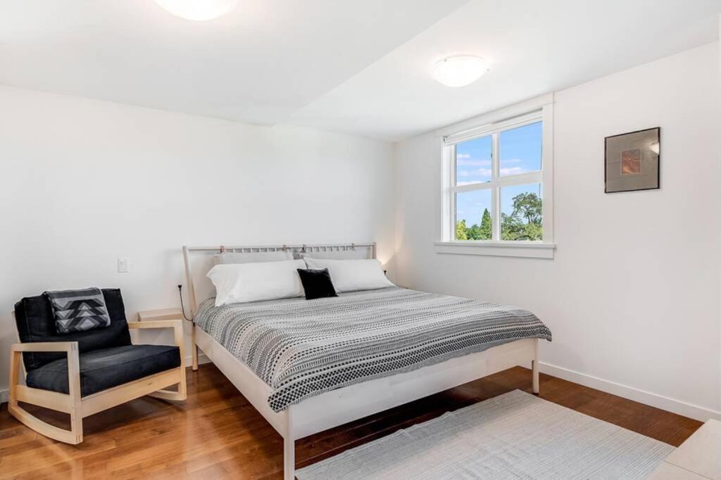 Cedar Hill Sunlit Stay - Bright Spacious & Modern Victoria Bagian luar foto