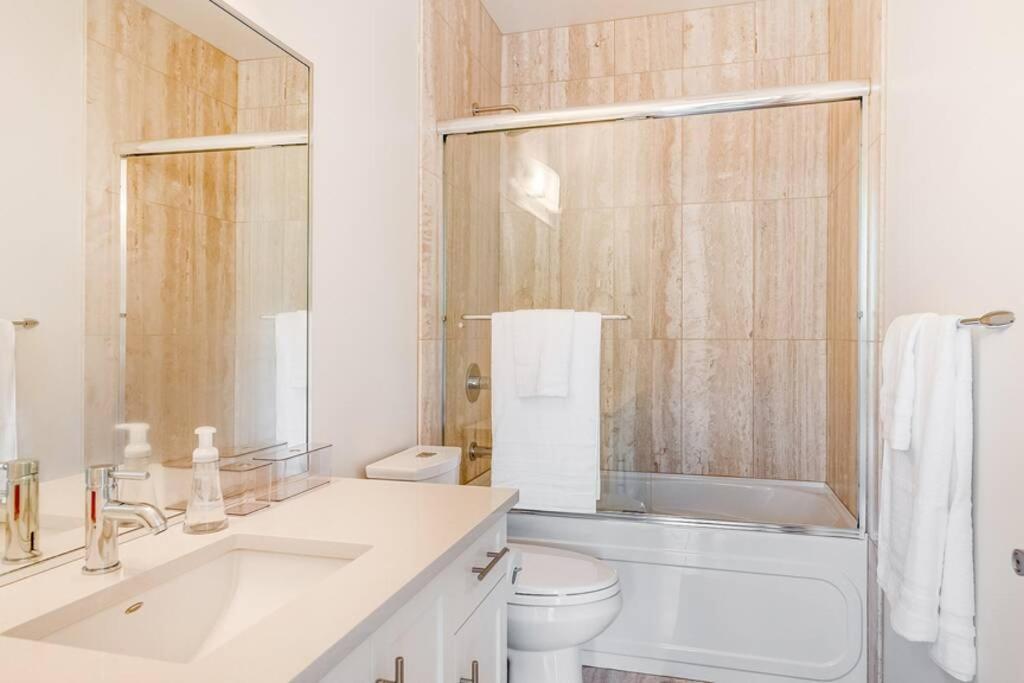Cedar Hill Sunlit Stay - Bright Spacious & Modern Victoria Bagian luar foto