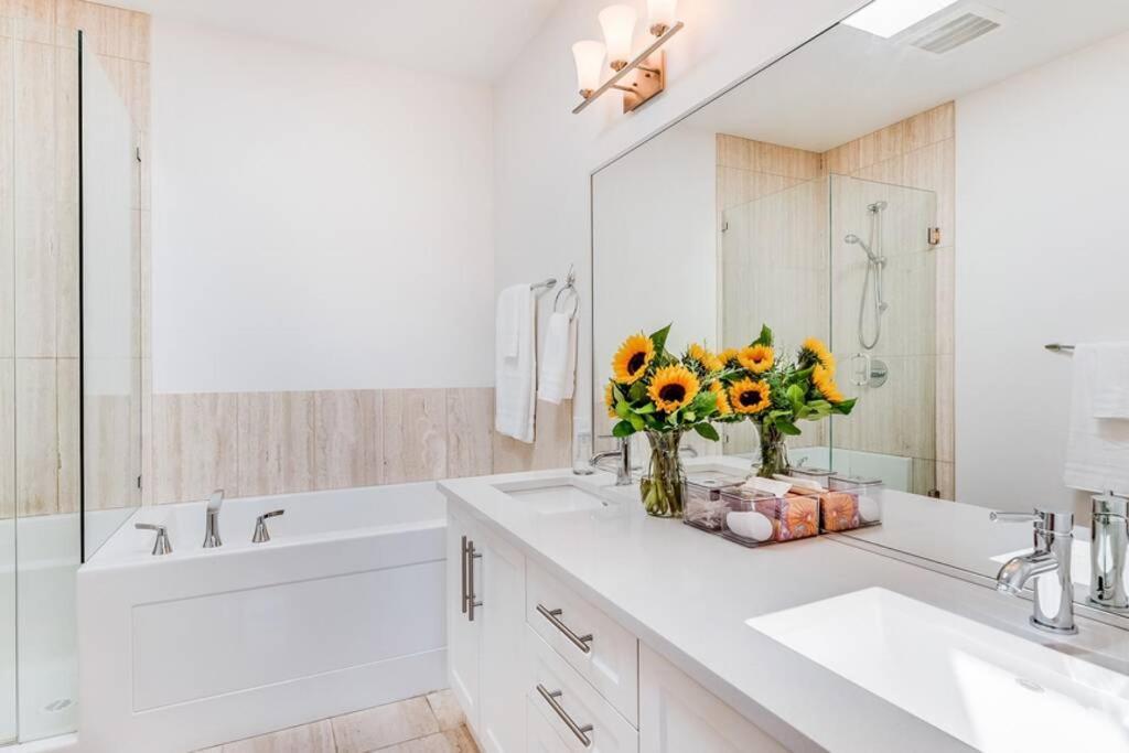 Cedar Hill Sunlit Stay - Bright Spacious & Modern Victoria Bagian luar foto