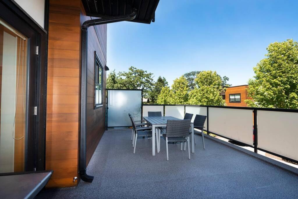 Cedar Hill Sunlit Stay - Bright Spacious & Modern Victoria Bagian luar foto
